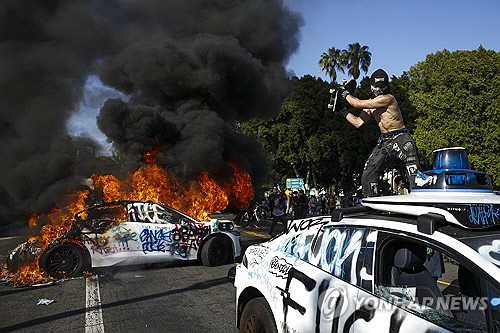 자율주행차 부수는 시위대. EPA 연합뉴스